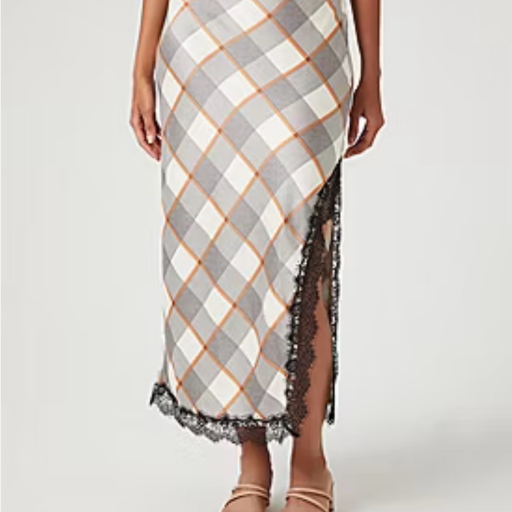 Elegant Gray Plaid Skirt with Lace Trim